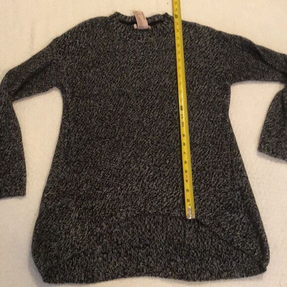 Philosophy sweater, shorter in the front, longer in back. Small - Picture 9 of 10